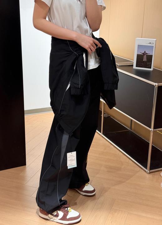 一店d  搞钩子全新梭织夹克➕裤子 𝐍𝐨𝐜𝐭𝐚 & 𝐧𝐢𝐤𝐞 巨巨巨🔥
街头的痞帅风在这一刻被重新演绎！！这才是真正的极简美学，刚柔并济的廓形诠释着不被定为的反叛魅力哈 商品图9