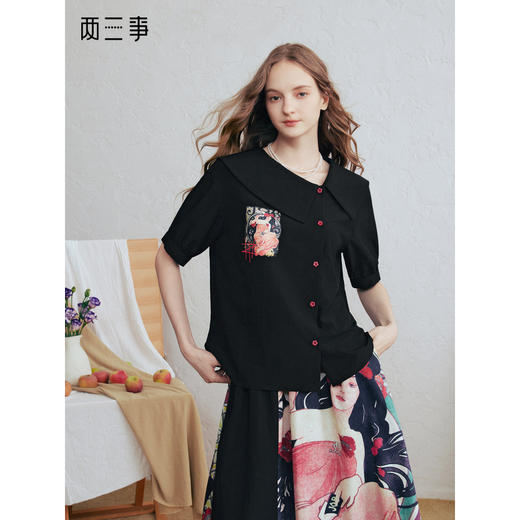 两三事 天台焰火 2026春季新款文艺风不对称翻领印花衬衫女宽松 商品图0