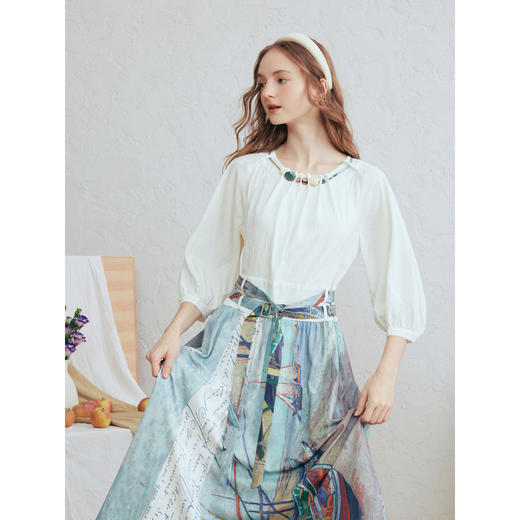 两三事 云牧深海 2026春季新款复古串珠圆领印花裙摆系带连衣裙 商品图1