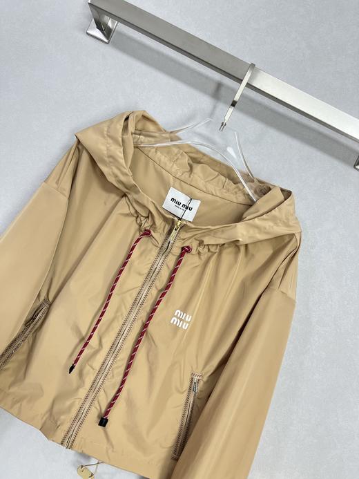 缪缪 卡其色连帽防晒外套 春夏款 商品图3