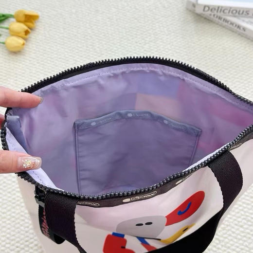 原单正品LeSportsac乐播诗X逗鸭 《100只动物》 系列托特包不规则手绘彩色格子
尺寸：上口33cm 下口24cm 高35cm 底宽 10cm 商品图7