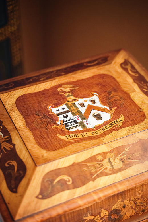 独角鹿西洋古董19世纪中期英国出品精雕国王木细木镶嵌家徽“信义永恒”主题茶叶桌 商品图5