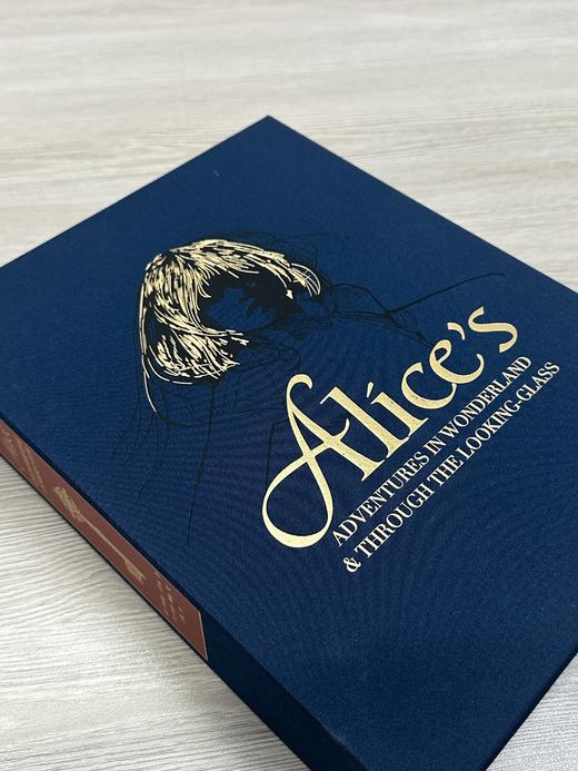 【梦境蓝山羊皮定制款】《爱丽丝漫游奇境与穿越镜中世界》书口三面鎏金+雕刻图案，赠送译者签名钤印书票 商品图6