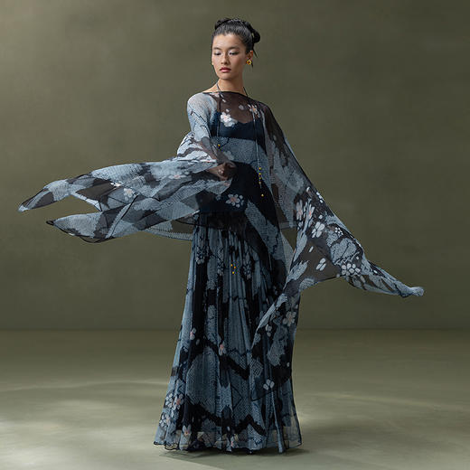 【林栖设计小店】浮云逸然|桑蚕丝优雅宽松百搭多色2026夏新款鱼子缬印花披肩1962011 商品图11