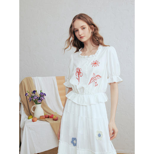 两三事 未寄诗篇 2026春季新款小清新木耳边方领刺绣泡泡袖衬衫女 商品图2