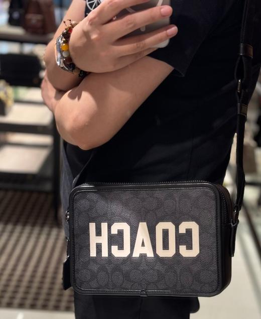 到手价1699元 Coach专柜精品 新款Charter系列黑灰老花白logo斜挎包 相机包  尺寸: 19*13*6cm  美国代购，无中文标签，介意慎拍 商品图2