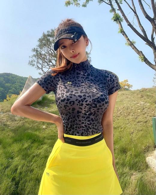 兔耳朵🐰家新款女士冰感印花立领短袖小衫来啦！YD❗️豹纹印花兼具独特的辨识度，注重细节与细节工艺，不用多赘述，就是很时髦好看，夏季这种超级百搭的衣服hin时髦！ 商品图5