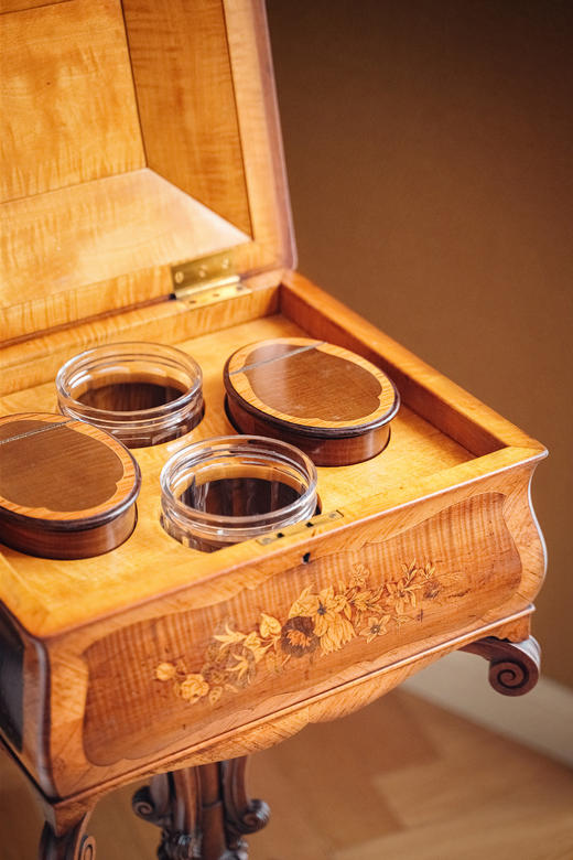 独角鹿西洋古董19世纪中期英国出品精雕国王木细木镶嵌家徽“信义永恒”主题茶叶桌 商品图4