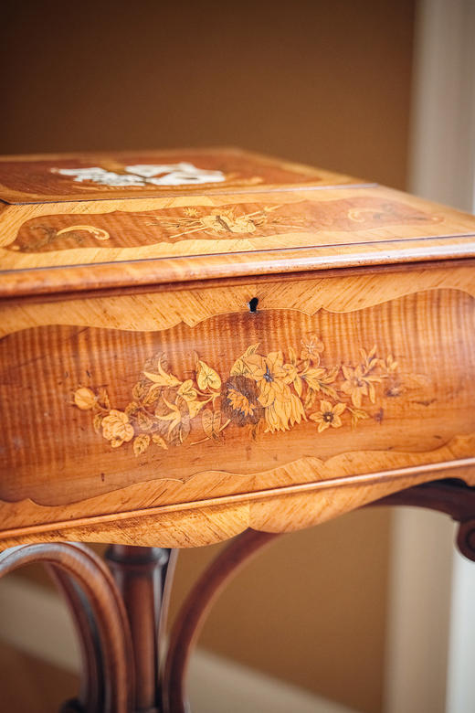 独角鹿西洋古董19世纪中期英国出品精雕国王木细木镶嵌家徽“信义永恒”主题茶叶桌 商品图6