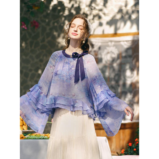 两三事 赫拉小姐 2026春季新款绑带荷叶边喇叭袖印花两件套雪纺衫 商品图2