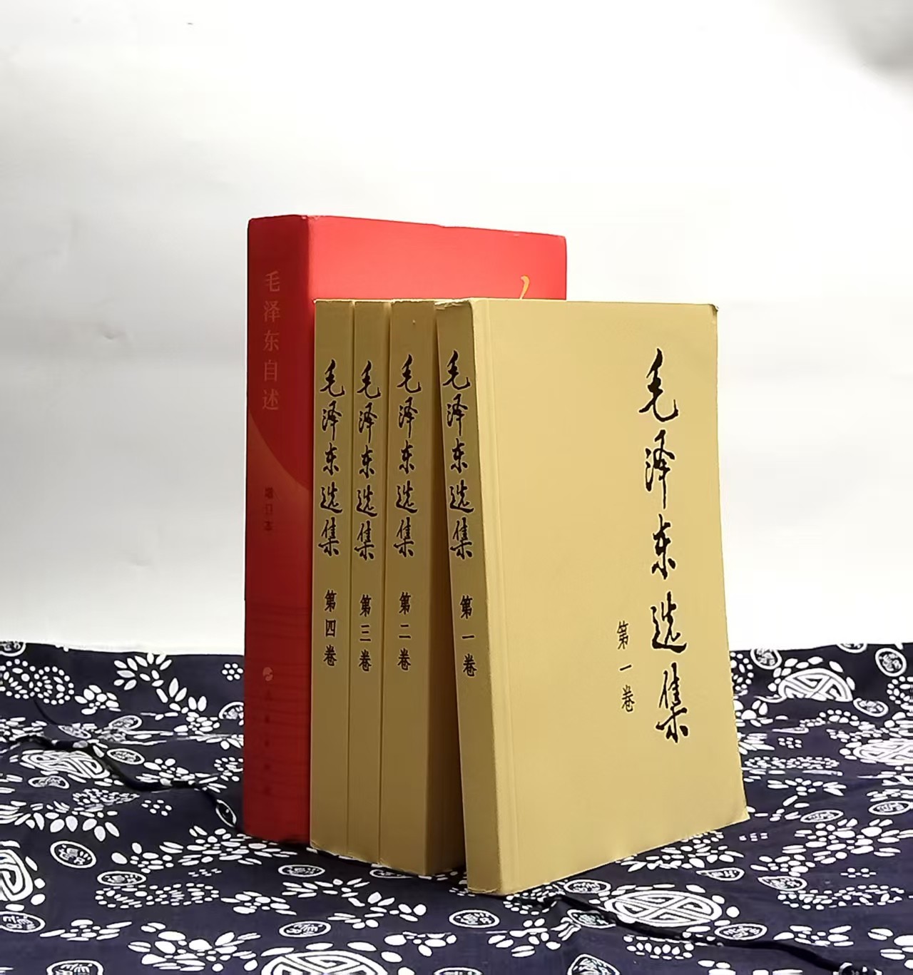 《毛泽东选集+毛泽东自述增订本》五册合售，人民出版社，1991年6月2版，2023年9月第3版，印次不详，总定价：139，售价：75。