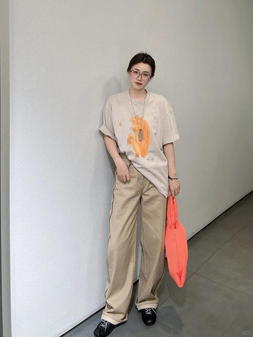 童趣生肖小马浅米灰T恤 手绘小马驹 领口服帖不卷边 下摆自然垂坠 细密的棉质肌理 手感细腻 商品图2