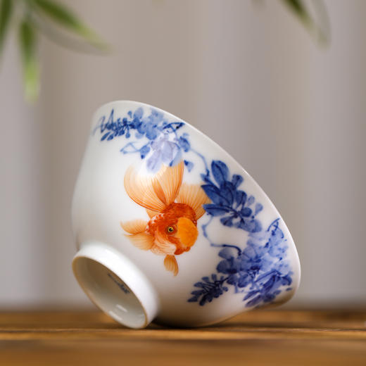 一儒堂青花加彩金鱼斗笠杯 商品图4