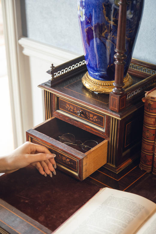 独角鹿西洋古董法国出品路易十六风格鎏金装饰胡桃木精雕古典花叶纹细木镶嵌带镜写字桌古董家具 商品图3