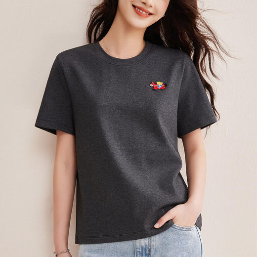 「自j」全新升级【铂金会员109/天猫149/差价40】(03955)洛诗琳小马刺绣纯棉短袖2026春季新款百搭正肩通勤T恤女 商品图3