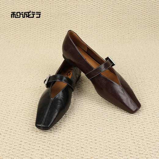 和诚行2026春季新款一字扣带复古软底设计感真皮平跟单鞋0400271 商品图1