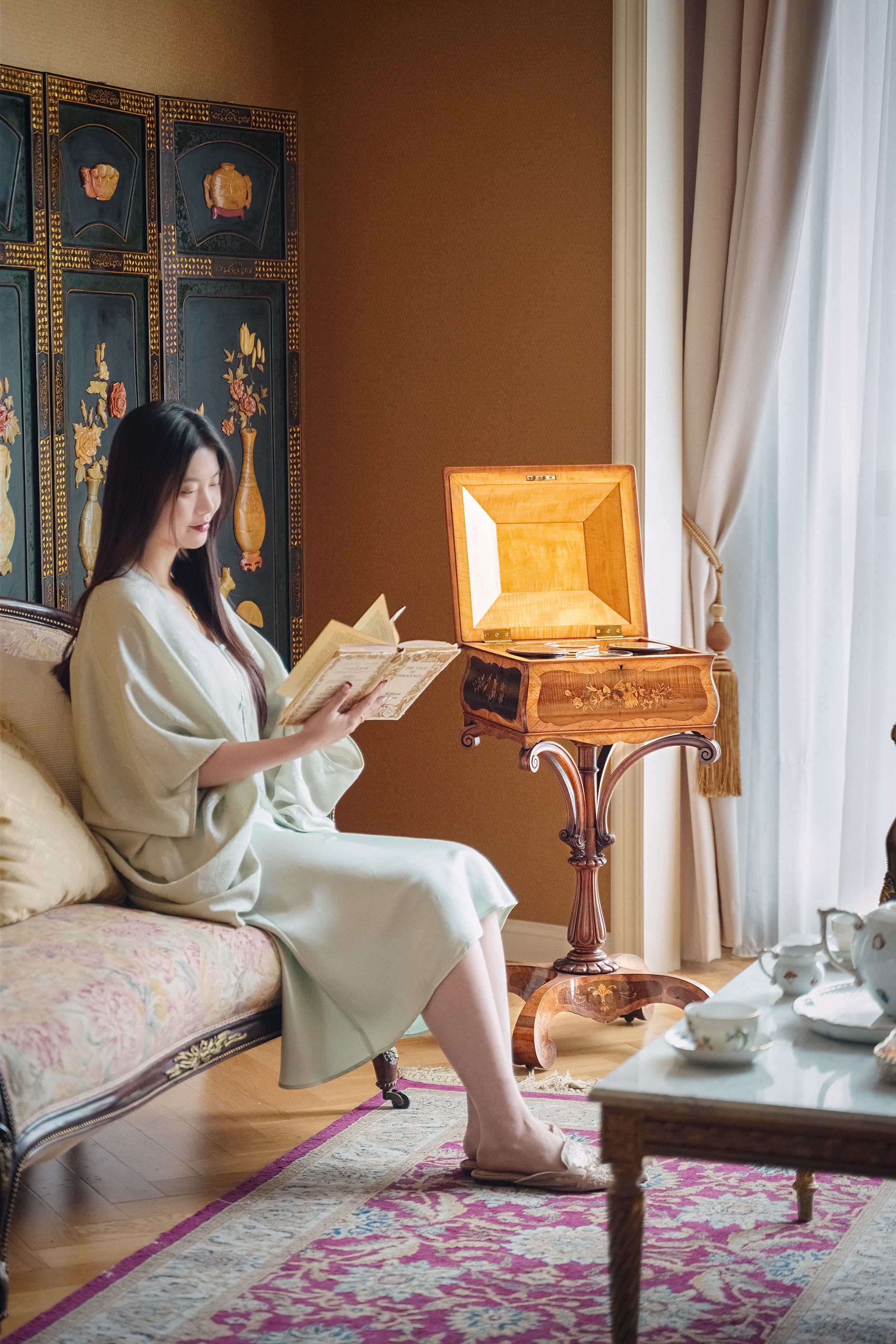 独角鹿西洋古董19世纪中期英国出品精雕国王木细木镶嵌家徽“信义永恒”主题茶叶桌