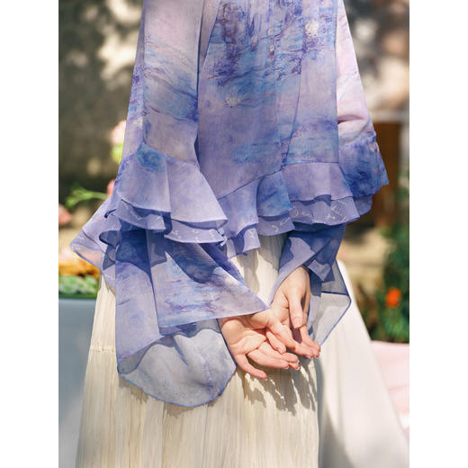 两三事 赫拉小姐 2026春季新款绑带荷叶边喇叭袖印花两件套雪纺衫 商品图3