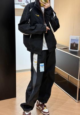 一店d  搞钩子全新梭织夹克➕裤子 𝐍𝐨𝐜𝐭𝐚 & 𝐧𝐢𝐤𝐞 巨巨巨🔥
街头的痞帅风在这一刻被重新演绎！！这才是真正的极简美学，刚柔并济的廓形诠释着不被定为的反叛魅力哈