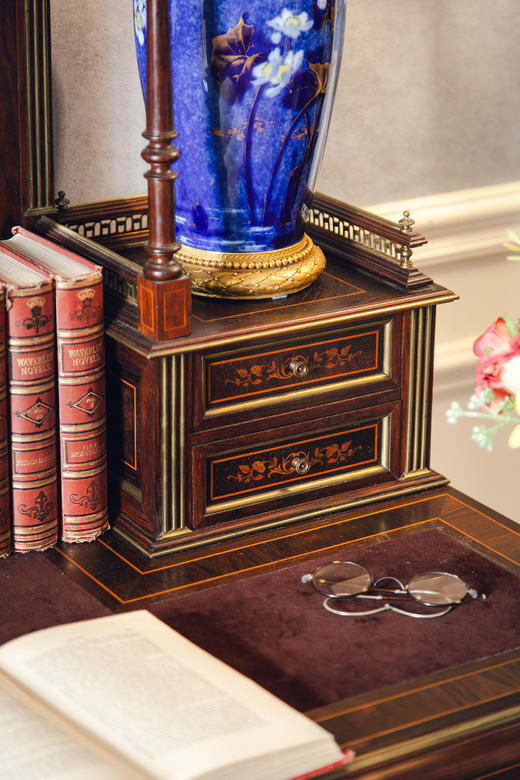 独角鹿西洋古董法国出品路易十六风格鎏金装饰胡桃木精雕古典花叶纹细木镶嵌带镜写字桌古董家具 商品图8