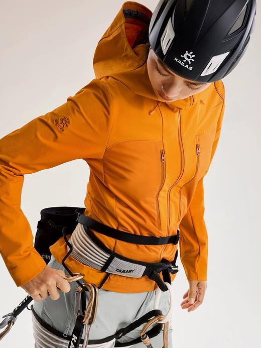 点此购买 凯乐石M8-PRO春秋季女士耐磨透汽弹力保暖户外攀岩连帽软壳外套 bk 340939 商品图6