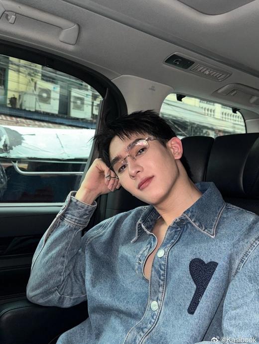 一店k （客供水洗牛仔面料！）一上身就爱爆了！牛仔控的新宠！做旧的牛仔蓝 复古又有腔调！随随便便一个下衣失踪就很好看！谁穿谁好看 真的很难不爱！明星同款 早春情侣牛仔蓝爱心衬衫外套 商品图9