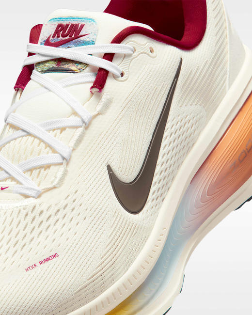 Nike 耐克Vomero 18 马年限定脱缰系列 新年款耐克迈柔男子公路跑步鞋IQ1131-120 商品图6