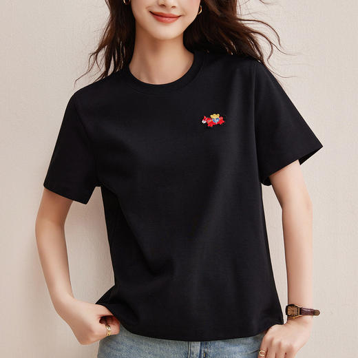 「自j」全新升级【铂金会员109/天猫149/差价40】(03955)洛诗琳小马刺绣纯棉短袖2026春季新款百搭正肩通勤T恤女 商品图1