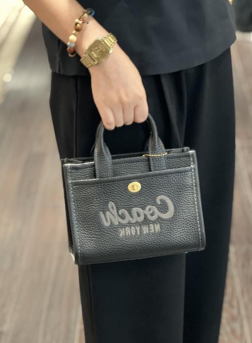 到手价2080元 COACH专柜款 cargo mini鹅卵石牛皮托特tote 可手提可斜挎、尺寸：20*15*11cm  美国代购，无中文标签，介意慎拍 商品图6