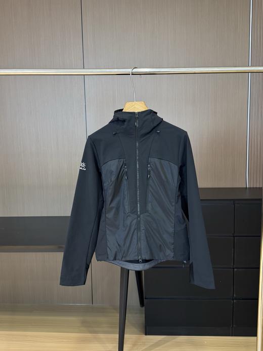 点此购买 凯乐石M8-PRO春秋季女士耐磨透汽弹力保暖户外攀岩连帽软壳外套 bk 340939 商品图3