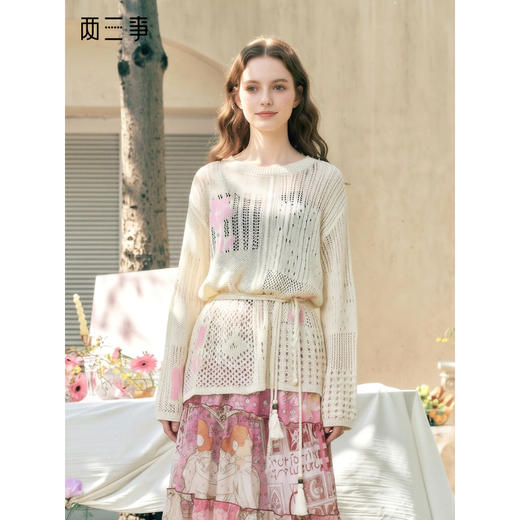 两三事 琉光浅夏 2026春季新款度假风镂空编织罩衫女套头针织衫 商品图0