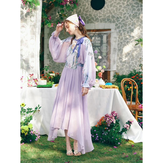 两三事 舒曼协奏 2026春季新款田园风绑带印花压褶连衣裙飘逸长裙 商品图1