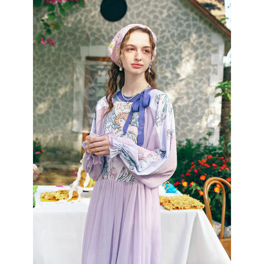 两三事 舒曼协奏 2026春季新款田园风绑带印花压褶连衣裙飘逸长裙 商品图3