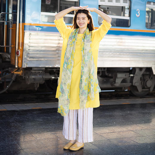 绽放旅行女装084朵/厚皱纹亚麻砂洗圆领前倒肩开衩后开扣连衣裙 商品图3