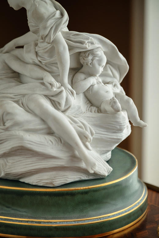 独角鹿西洋古董1930年代法国御窑塞弗尔签名出品素胎瓷人物雕塑《狩猎》 商品图5