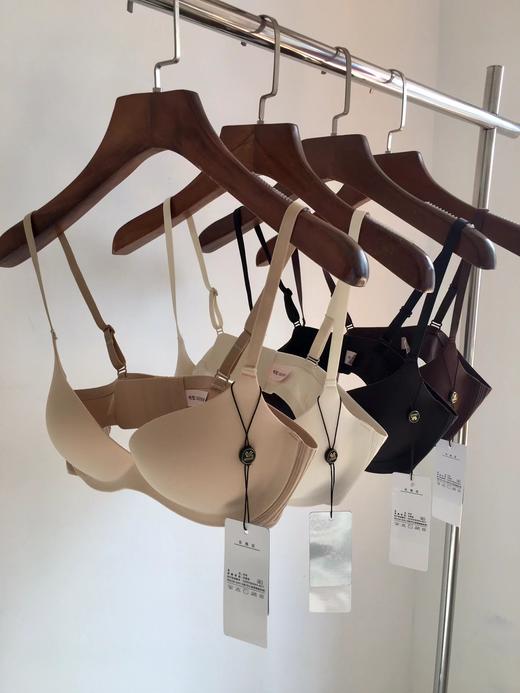 F022712简约立体无痕一片式光面内衣聚拢显大文胸 商品图4