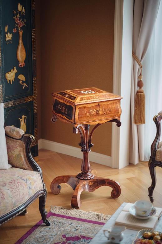 独角鹿西洋古董19世纪中期英国出品精雕国王木细木镶嵌家徽“信义永恒”主题茶叶桌 商品图2