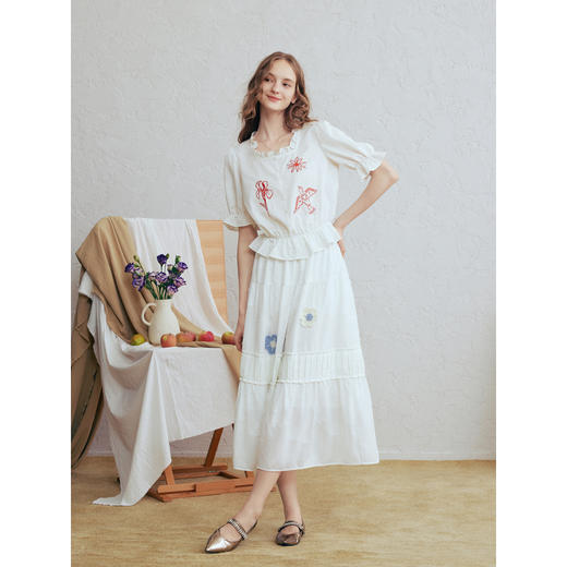 两三事 未寄诗篇 2026春季新款小清新木耳边方领刺绣泡泡袖衬衫女 商品图1