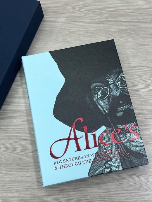 【梦境蓝山羊皮定制款】《爱丽丝漫游奇境与穿越镜中世界》书口三面鎏金+雕刻图案，赠送译者签名钤印书票 商品图1