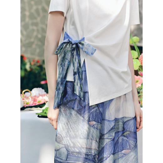 两三事 背影季风 2026春季新款休闲印花绑带白色短袖t恤女 商品图3