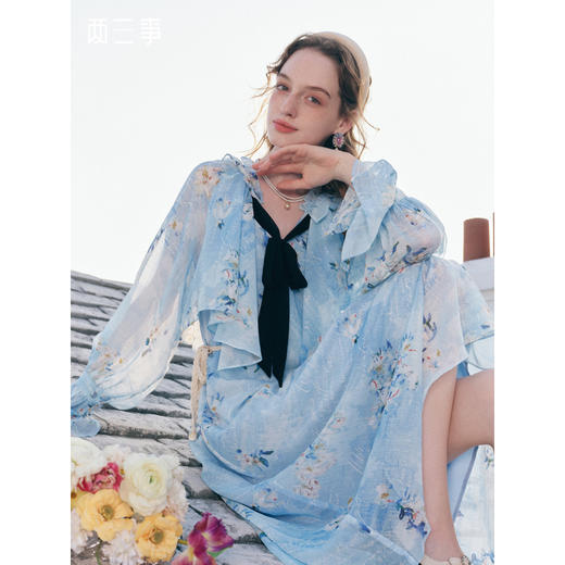 两三事 独占心扉 2026春季新款温柔风荷叶边泡泡袖绑带印花连衣裙 商品图0