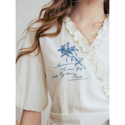 两三事梵高文艺无声汛期2026春新款木耳边v领刺绣印花绑带衬衫女 商品图3