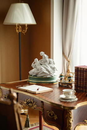 独角鹿西洋古董1930年代法国御窑塞弗尔签名出品素胎瓷人物雕塑《狩猎》