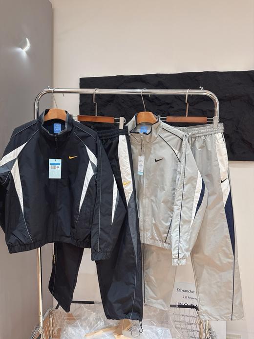 一店d  搞钩子全新梭织夹克➕裤子 𝐍𝐨𝐜𝐭𝐚 & 𝐧𝐢𝐤𝐞 巨巨巨🔥
街头的痞帅风在这一刻被重新演绎！！这才是真正的极简美学，刚柔并济的廓形诠释着不被定为的反叛魅力哈 商品图2