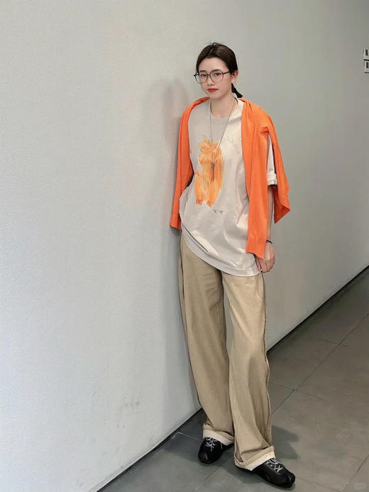 童趣生肖小马浅米灰T恤 手绘小马驹 领口服帖不卷边 下摆自然垂坠 细密的棉质肌理 手感细腻 商品图3