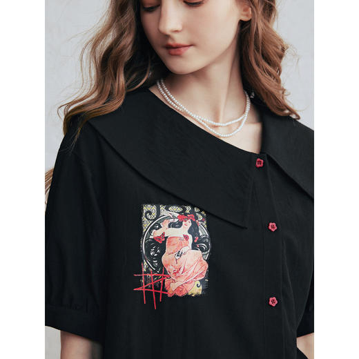 两三事 天台焰火 2026春季新款文艺风不对称翻领印花衬衫女宽松 商品图3