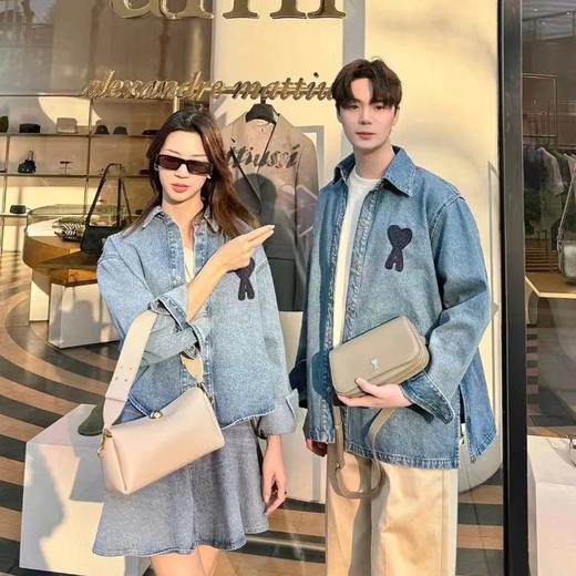 一店k （客供水洗牛仔面料！）一上身就爱爆了！牛仔控的新宠！做旧的牛仔蓝 复古又有腔调！随随便便一个下衣失踪就很好看！谁穿谁好看 真的很难不爱！明星同款 早春情侣牛仔蓝爱心衬衫外套 商品图4