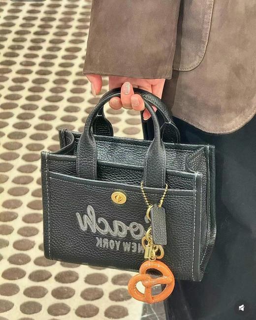 到手价2080元 COACH专柜款 cargo mini鹅卵石牛皮托特tote 可手提可斜挎、尺寸：20*15*11cm  美国代购，无中文标签，介意慎拍 商品图5