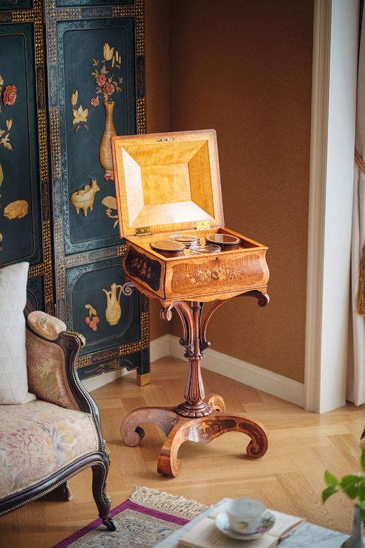 独角鹿西洋古董19世纪中期英国出品精雕国王木细木镶嵌家徽“信义永恒”主题茶叶桌 商品图1