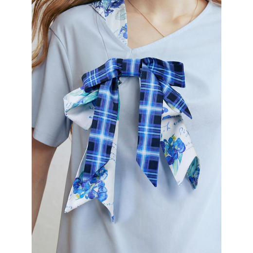 两三事梵高文艺 碧落晴空 2026春新款格子印花蝴蝶结v领短袖t恤女 商品图3